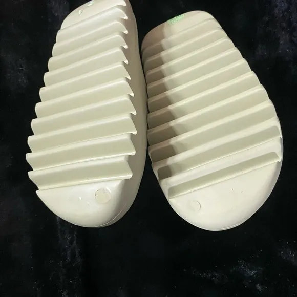 Yeezy Adidas Slides 'Resin' size 5 men's which is a 7 in women NWB