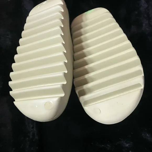 Yeezy Adidas Slides 'Resin' size 5 men's which is a 7 in women NWB