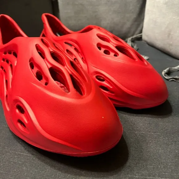 Yeezy Foam RNNR type Slides Vermilion size 11-12 Mens