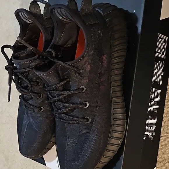 Yeezy Mesh Sneaker 6.5 Youth